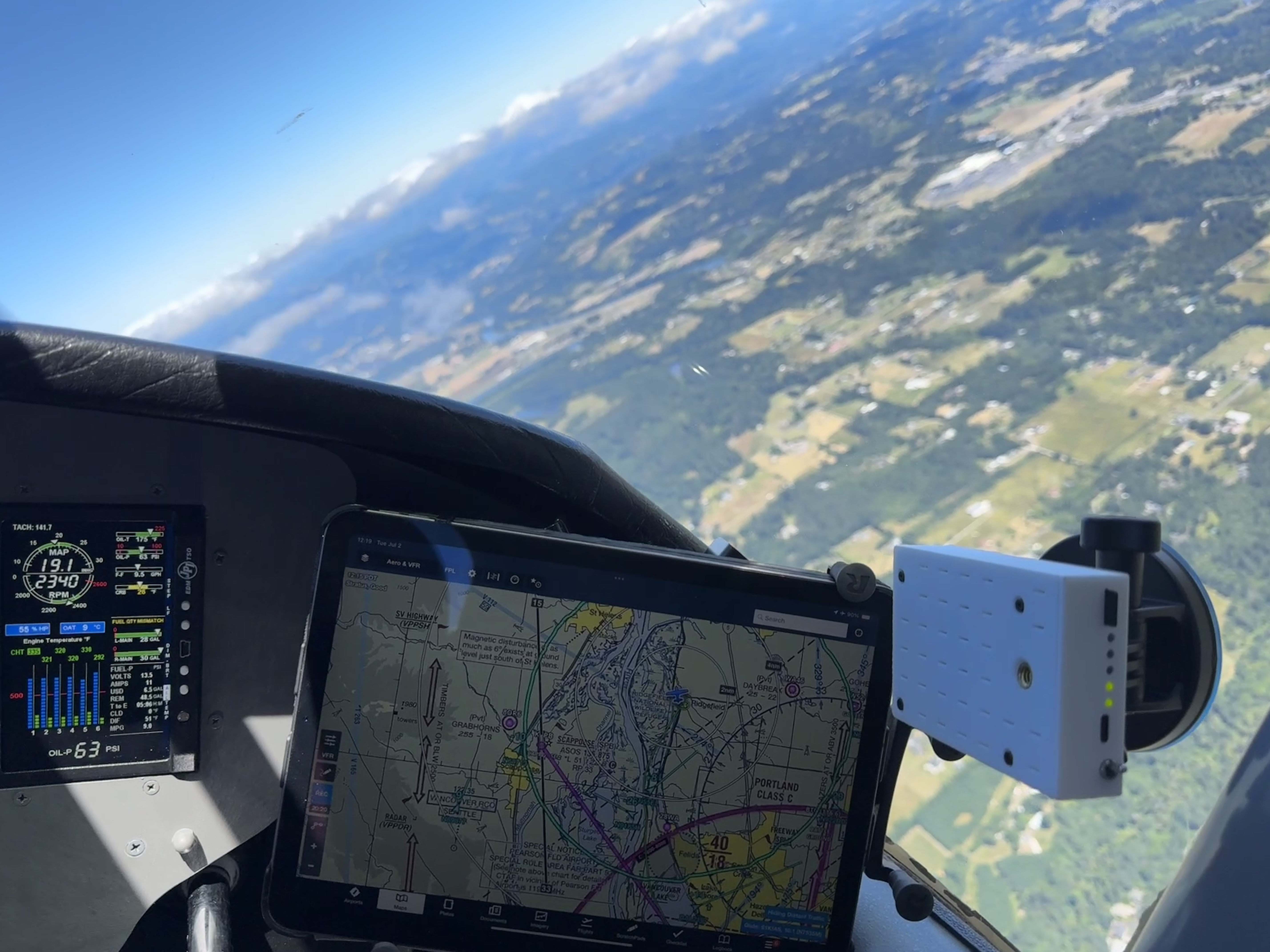 Previous-generation OnFlight Hub mounted beside a tablet during a Cessna 180 flight