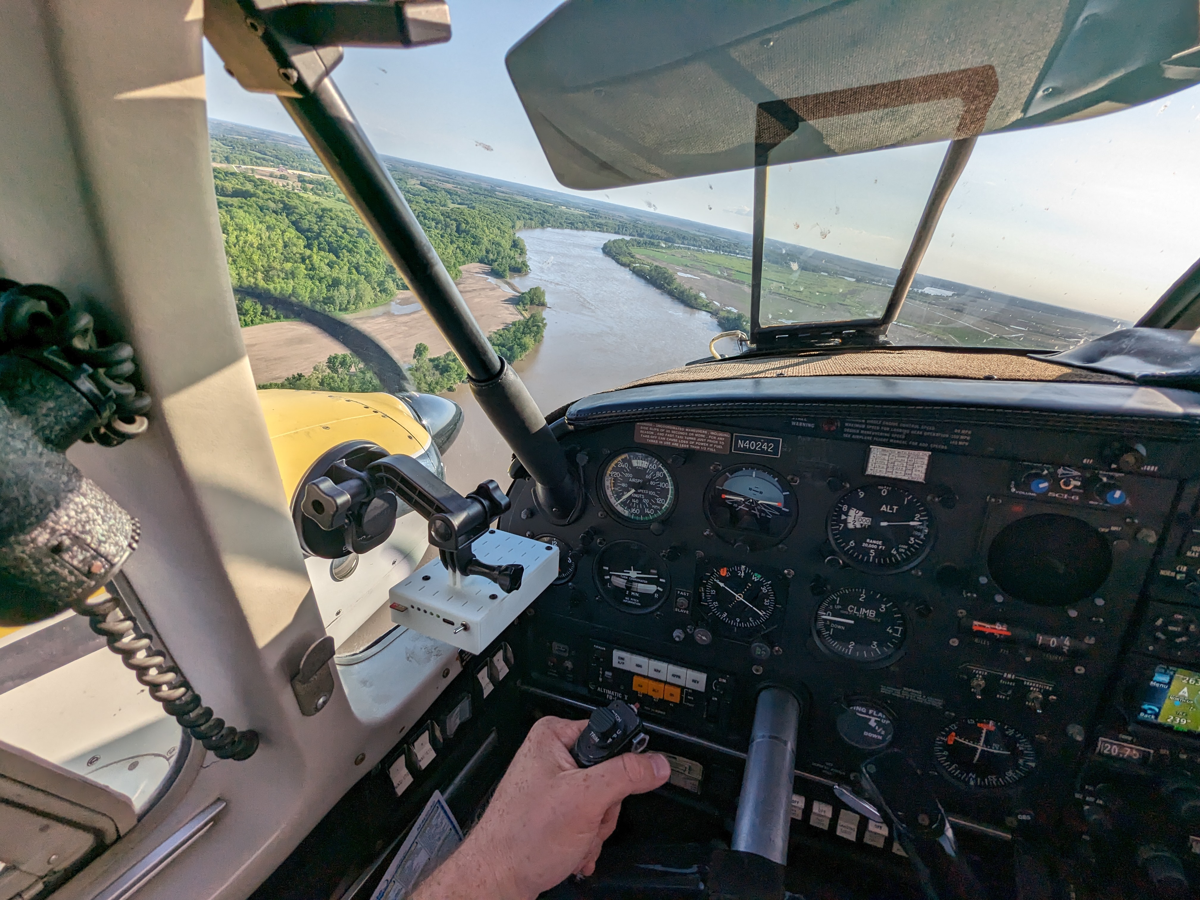 Previous-generation OnFlight Hub on a cockpit suction mount during flight